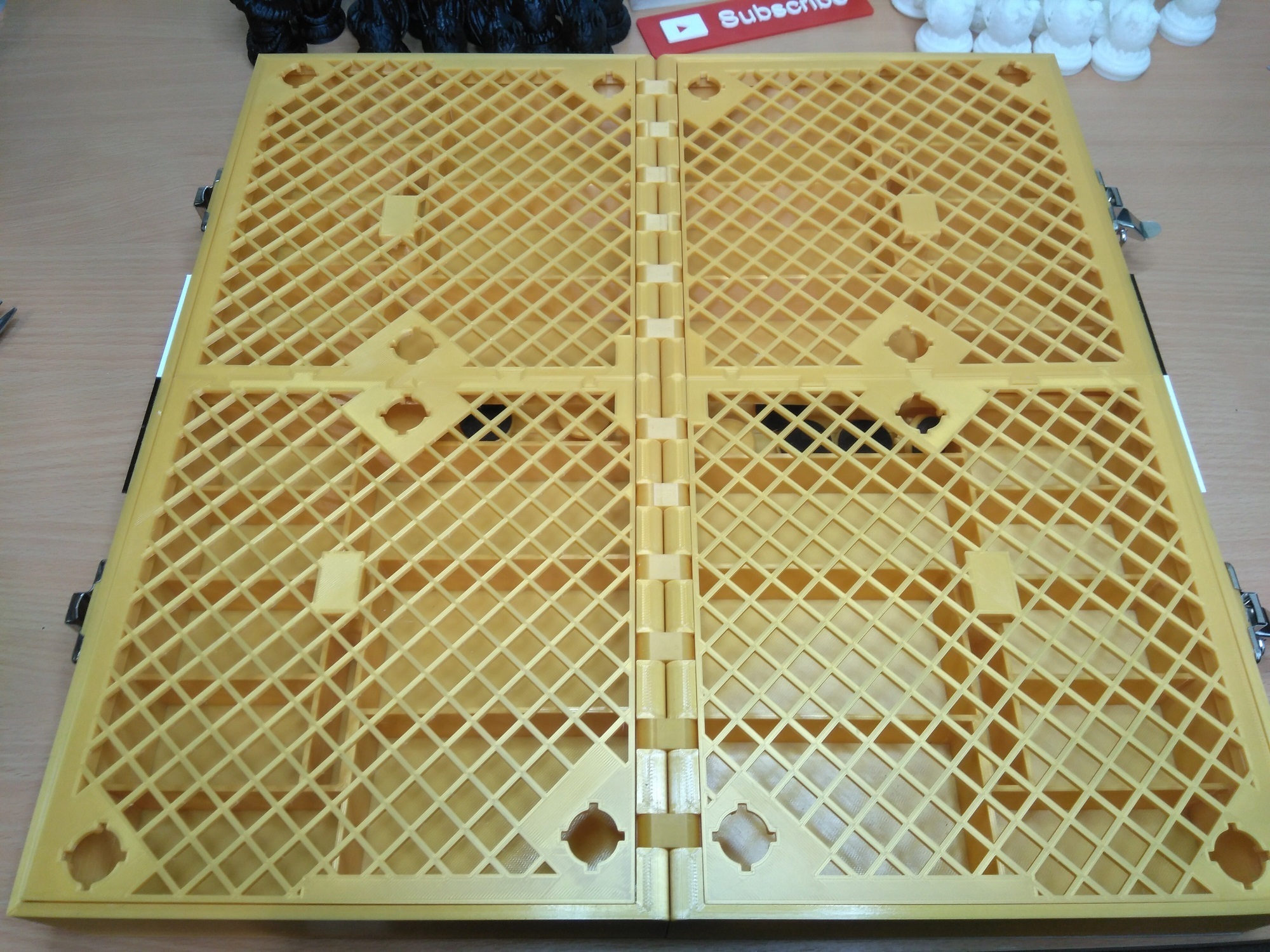 Chess board (2 part - box and lid) by mattsimus