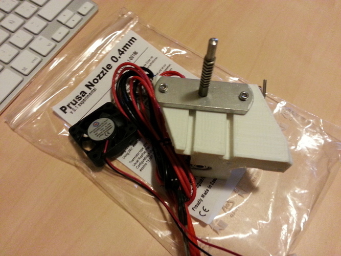 Compact extruder with symmetric mount and fan support 3D Print 99075
