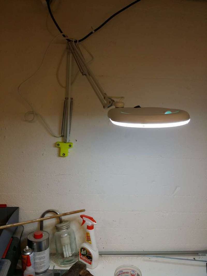 Wallmount bracket for adjustable lamp