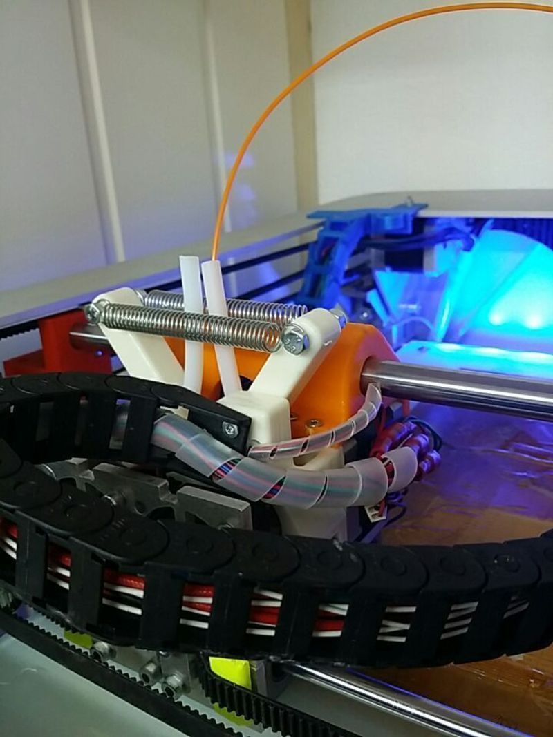 Stabilising 12 mm top rail with 12 mm bearings for spring loaded