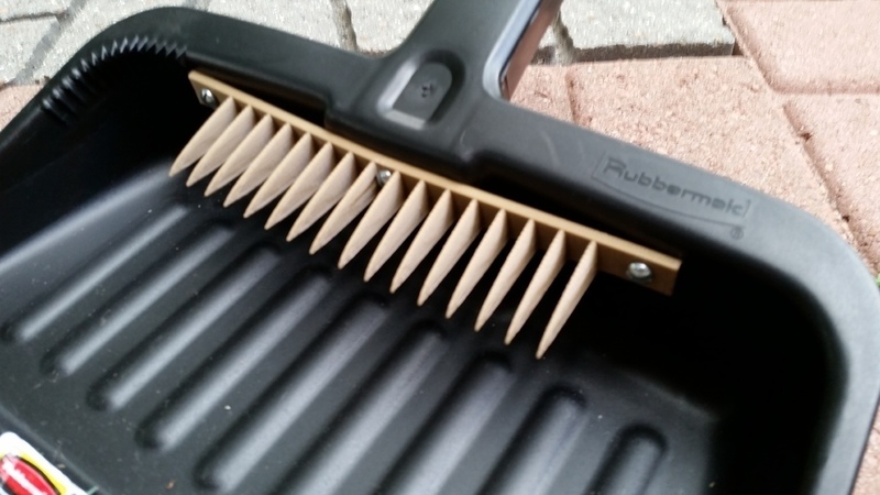 Dustpan broomstick wiper