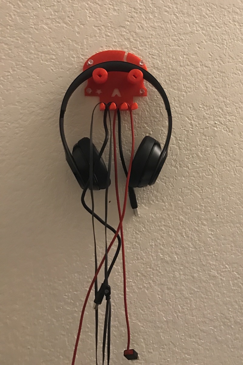 Skull headphone/cables hanger