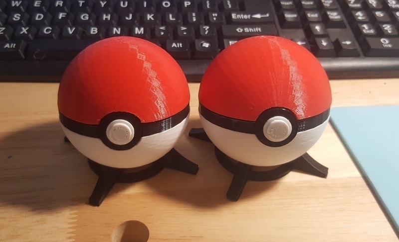 Pokeball, with magnetic clasp (alternate)