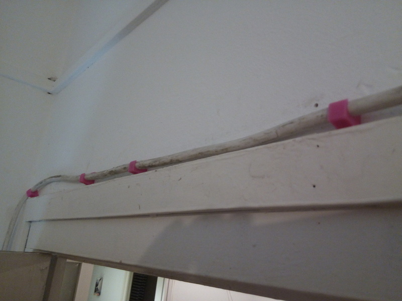 power cord holder - sujeta cables