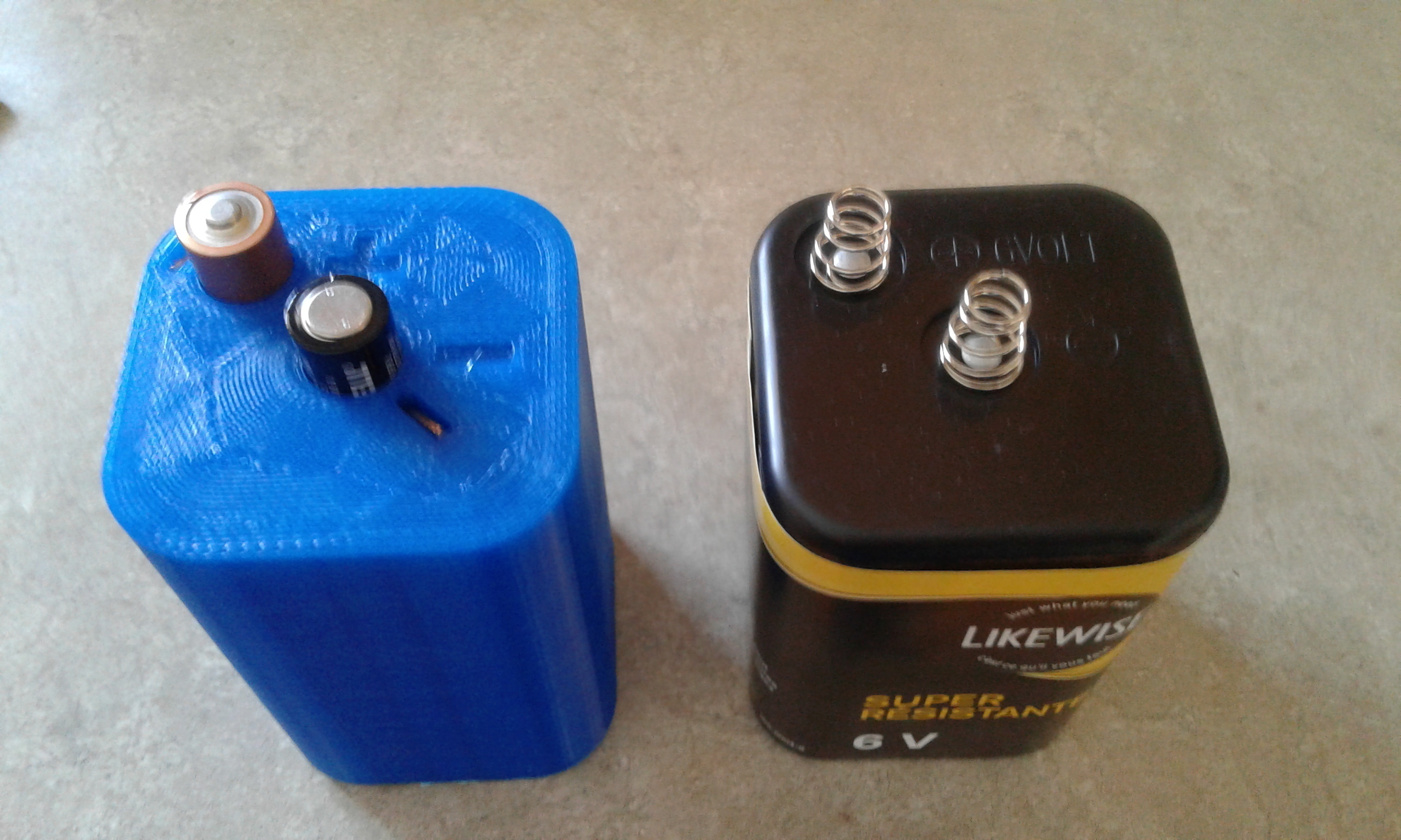 3D Printed 6 Volt Lantern battery AA adapter by Peterthinks
