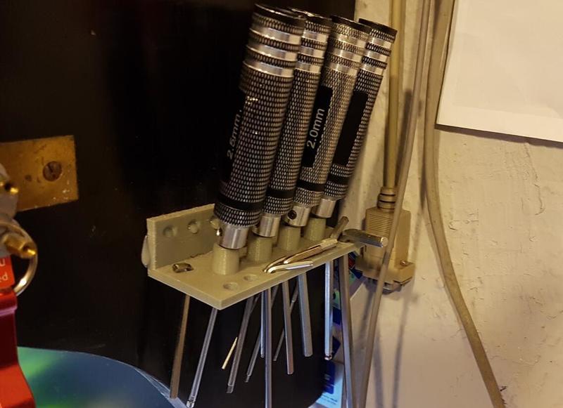 Stand screwdrivers