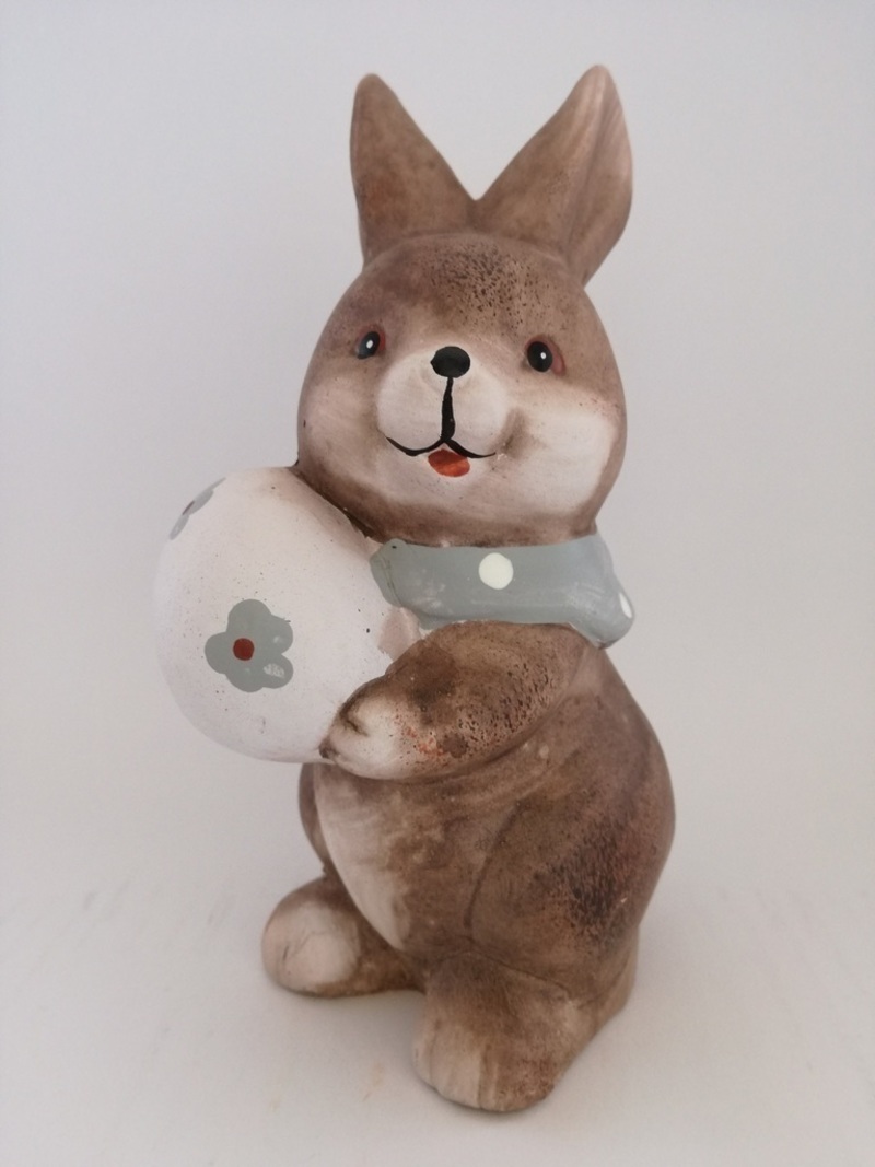 Lapin avec oeuf
