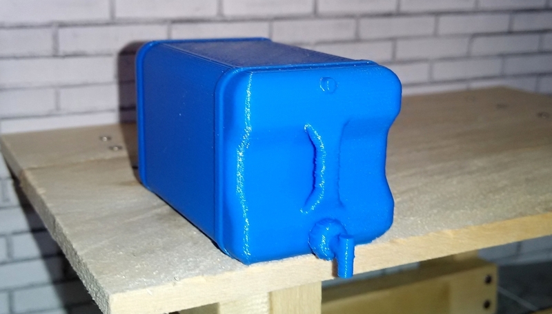 Scale 1/10 water barrel canister