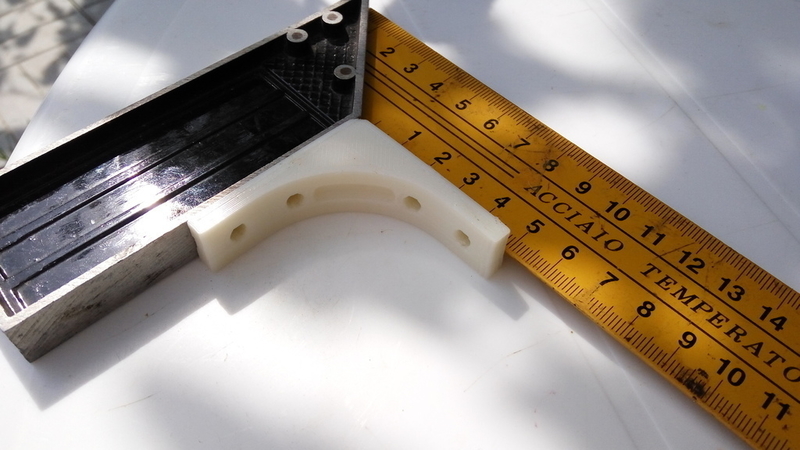 Corner bracket for wood sticks