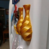 Magnetic Low-poly Rose Twist Vase - Thumbnail 3