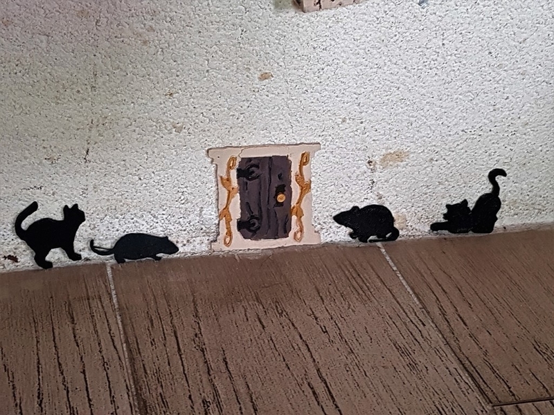 Figurine cats