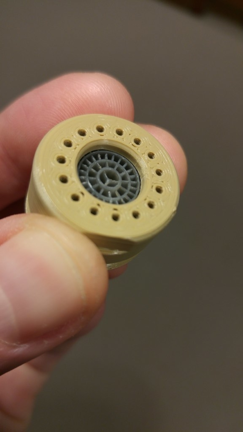 Faucet aerator flow splitter