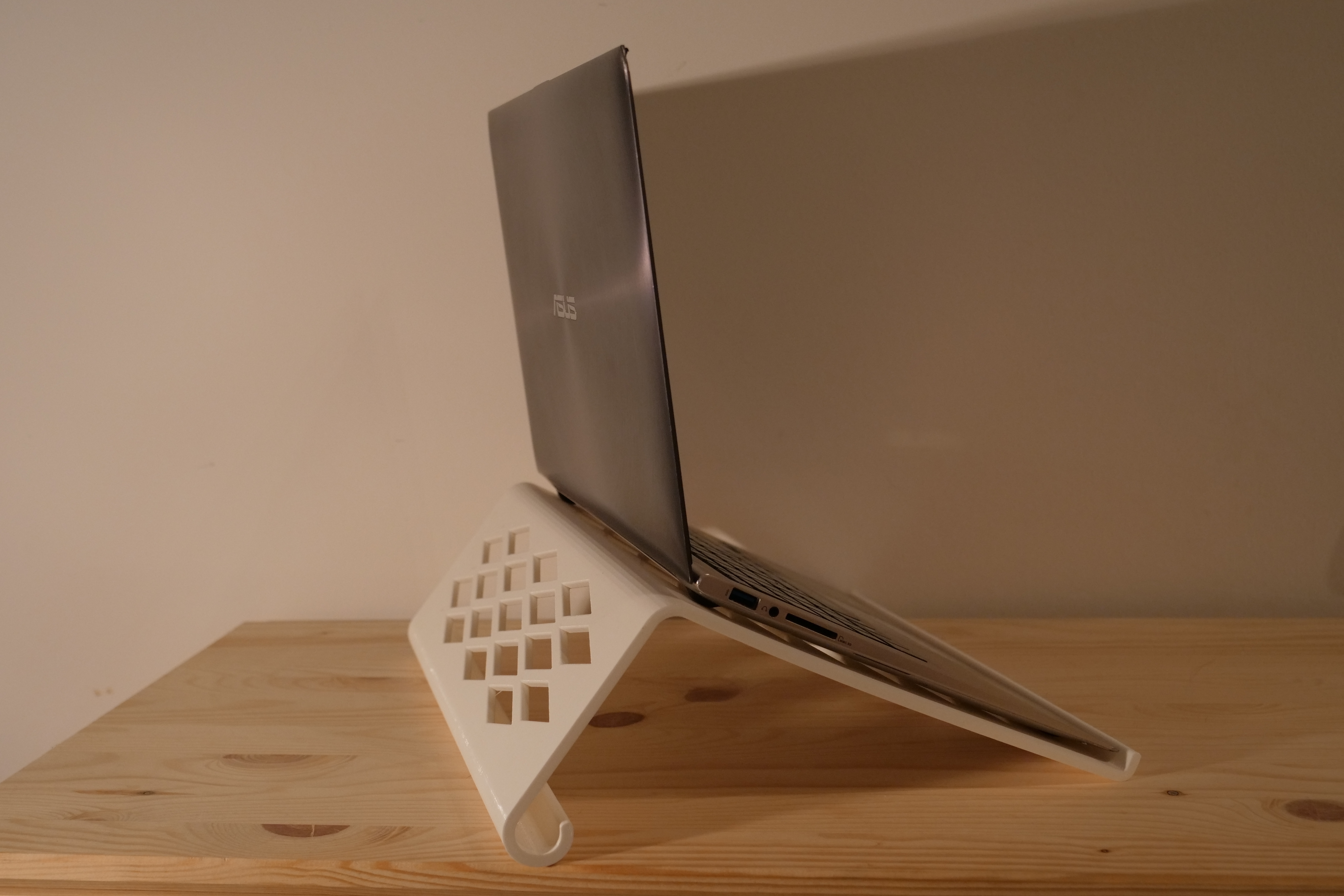 3D Printed Comfortable Netflix" laptop by Károly Ludvigh | Pinshape