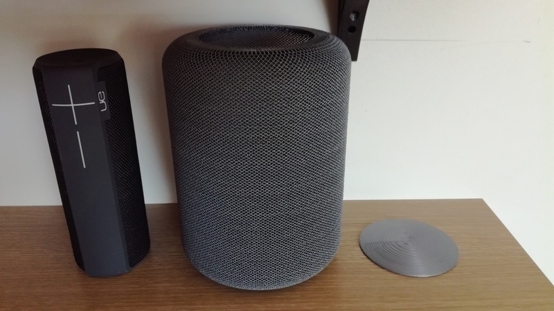 Portable speaker enclosure type "HomePod"