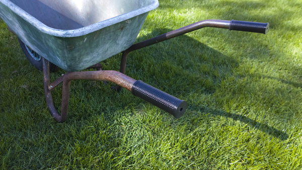 Wheelbarrow knurled handle grip