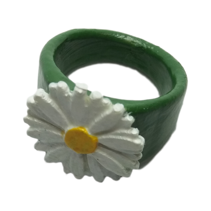 Ring with embossed daisy 