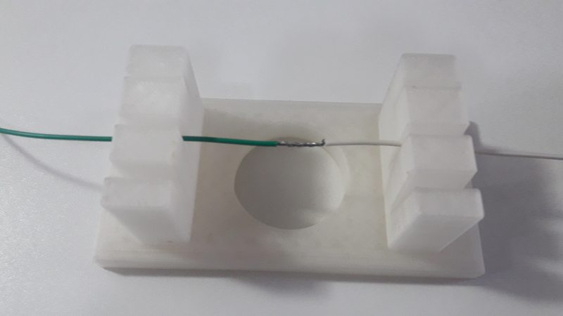 Soporte para soldar cables.