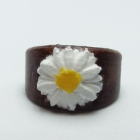 Ring with embedded daisy  - Thumbnail 3
