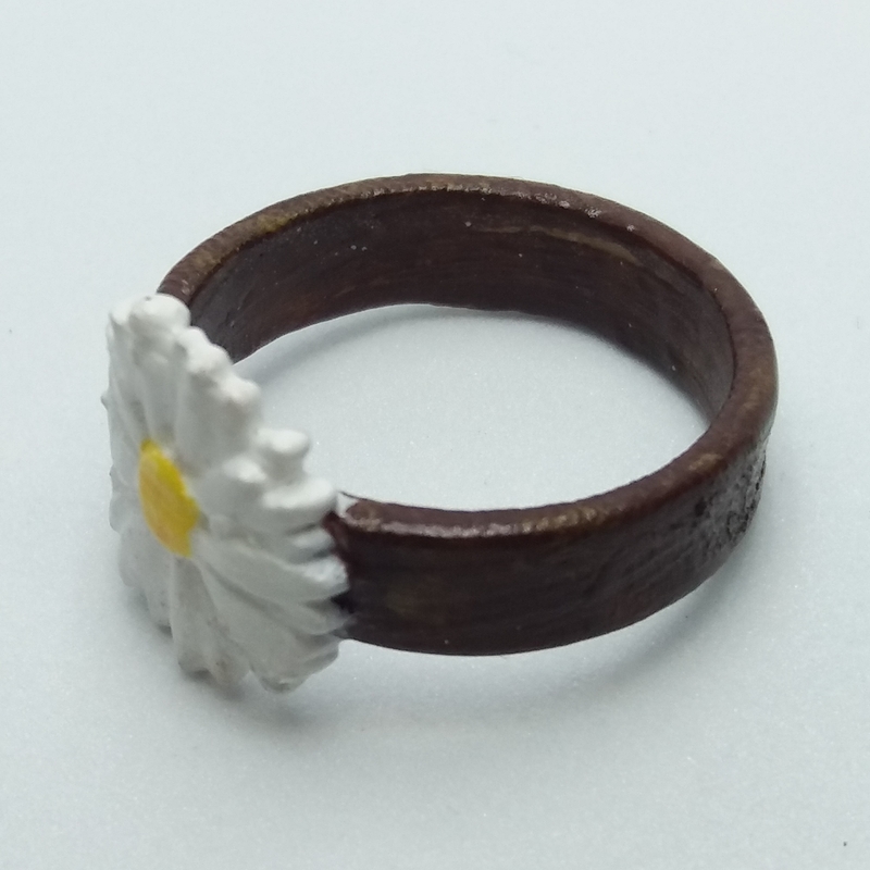 Ring with embossed and overflowing daisy 