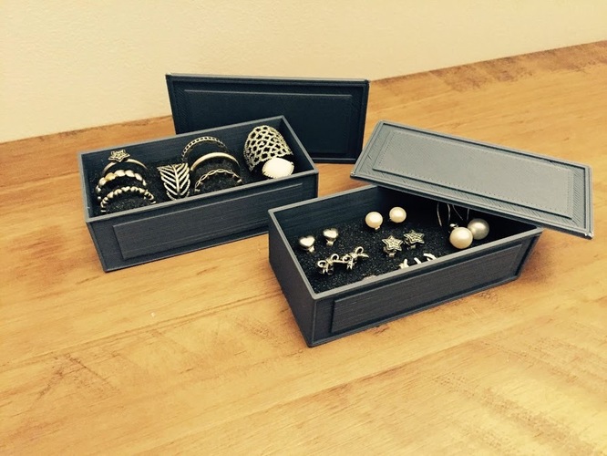Small rectangular box for jewellery