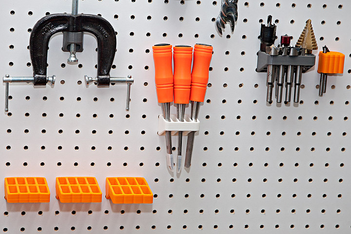 I made a wire holder for pegboards : r/3Dprinting