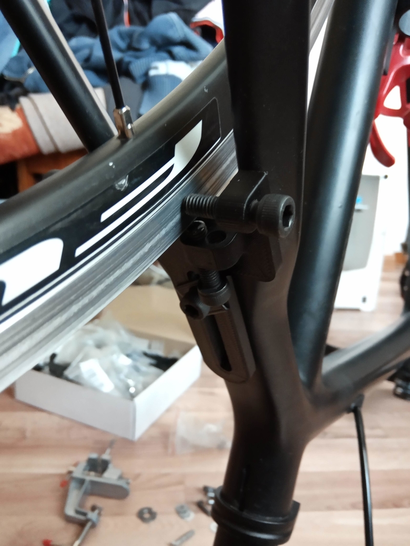 Device for straightening a bicycle wheel