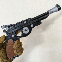 THE MANDALORIAN / DELUXE BLASTER 3D MODEL KIT W DISPLAY BASE - Thumbnail 3