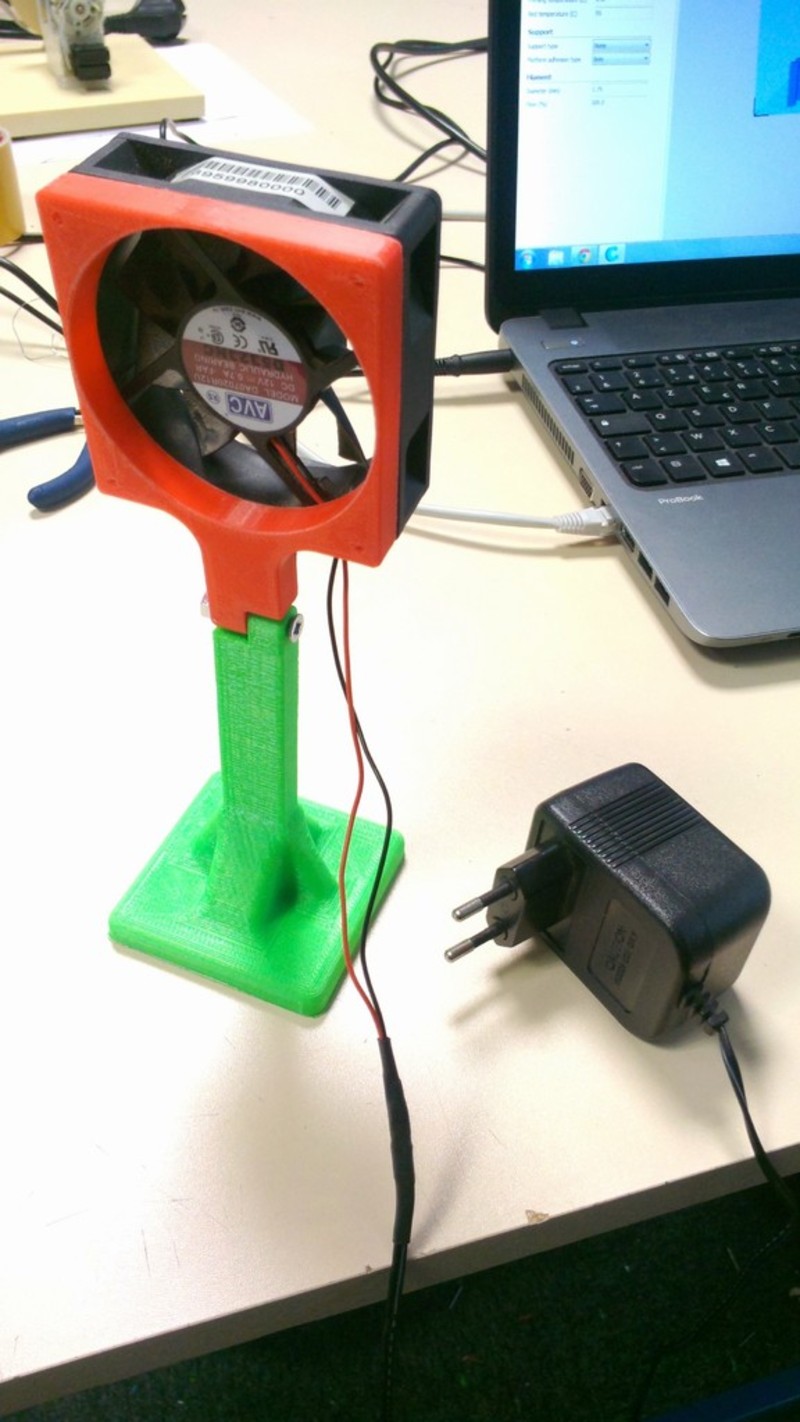 Fan mount for desktop