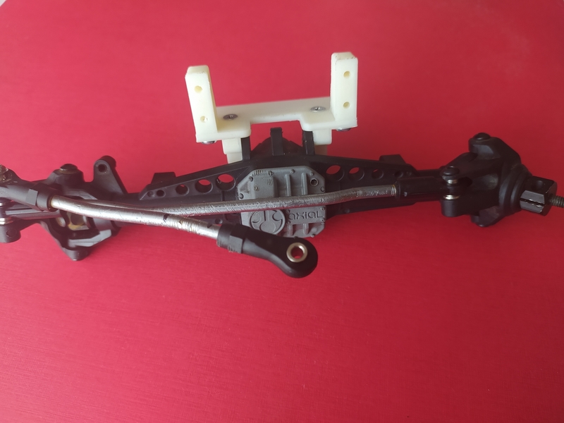 Axial SCX10 2 Steering servo plate on the axle