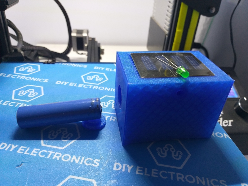 SOLAR RECHARGEABLE SINGLE LED FLASHING LIGHT