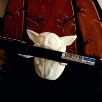 BABY YODA PORTA LAPICERO - Thumbnail 1