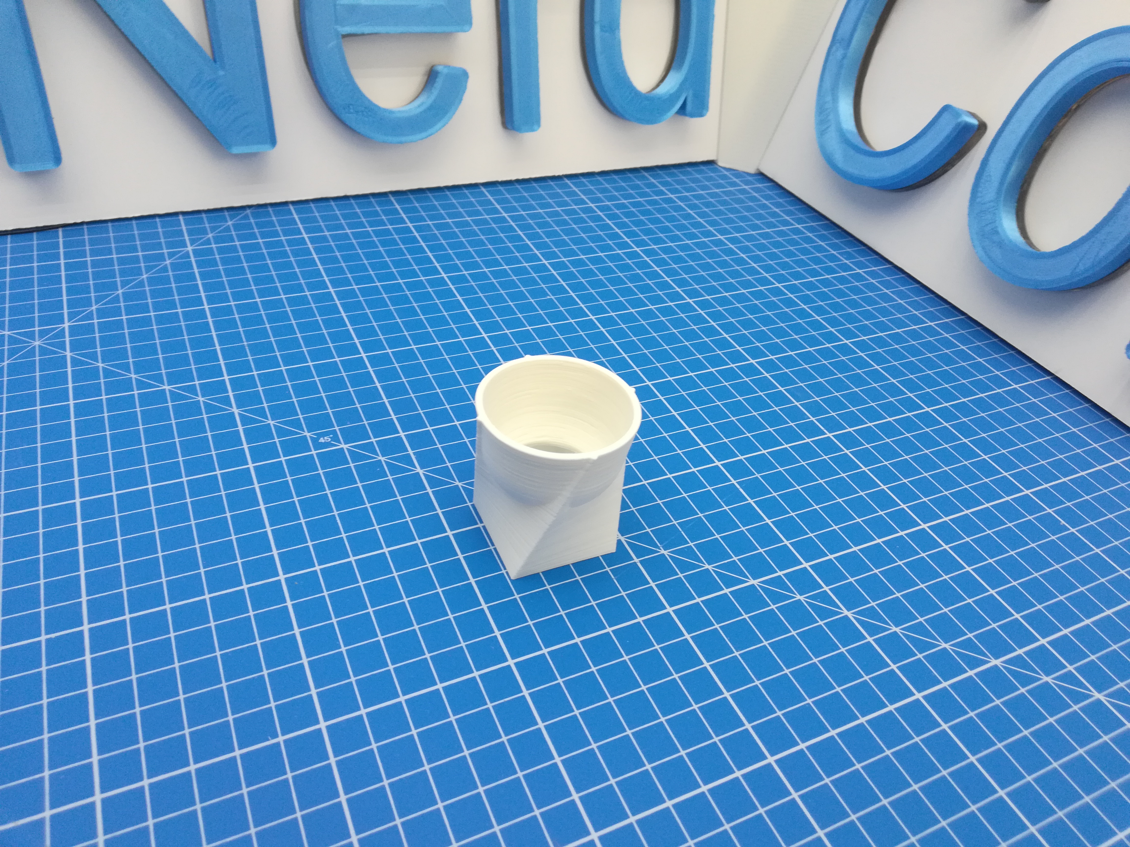 Twisted Egg Cup 3D Print 370107