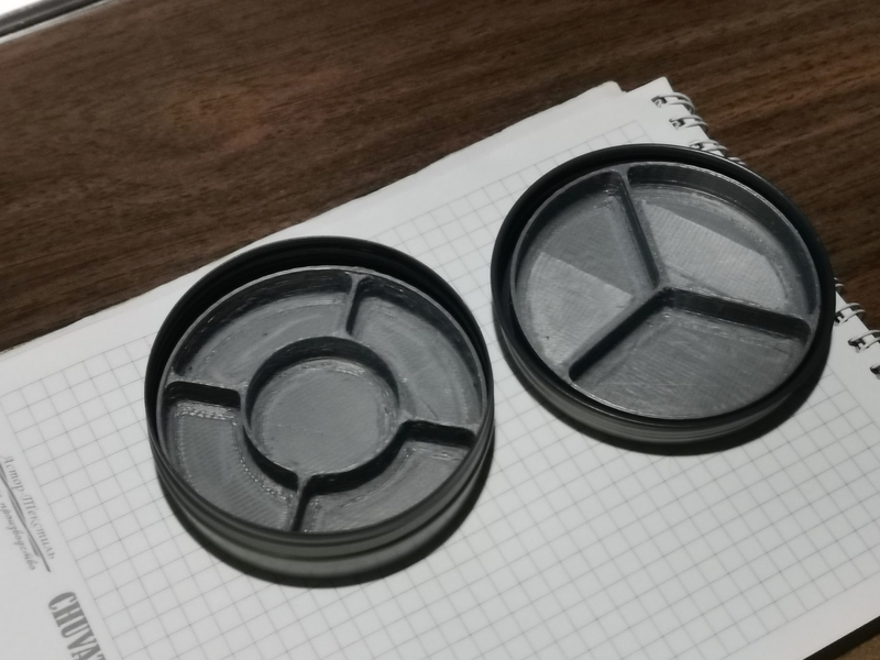 Simple two-stage stacked divider for pellets cans