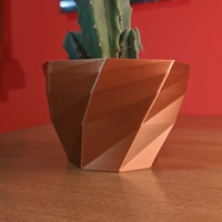 Low poly vase planter - Thumbnail 1