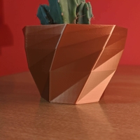 Low poly vase planter - Thumbnail 2