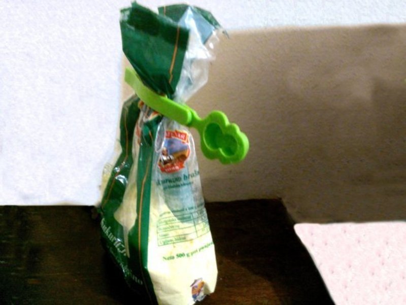 Bag closer with spoon