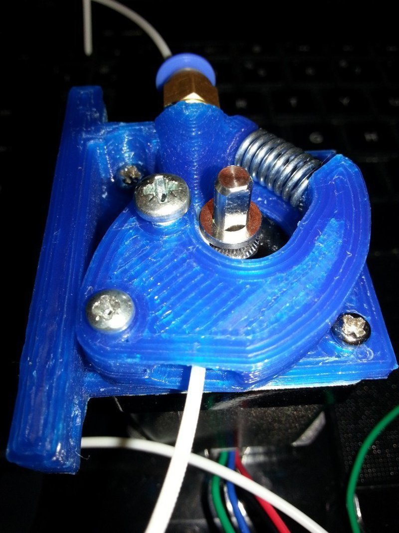Other handed direct drive 1.75mm bowden extruder. Also use for c