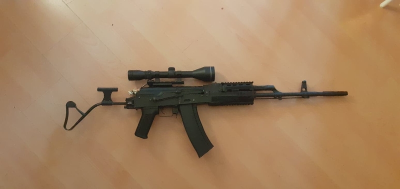 appuie joue AK aims  