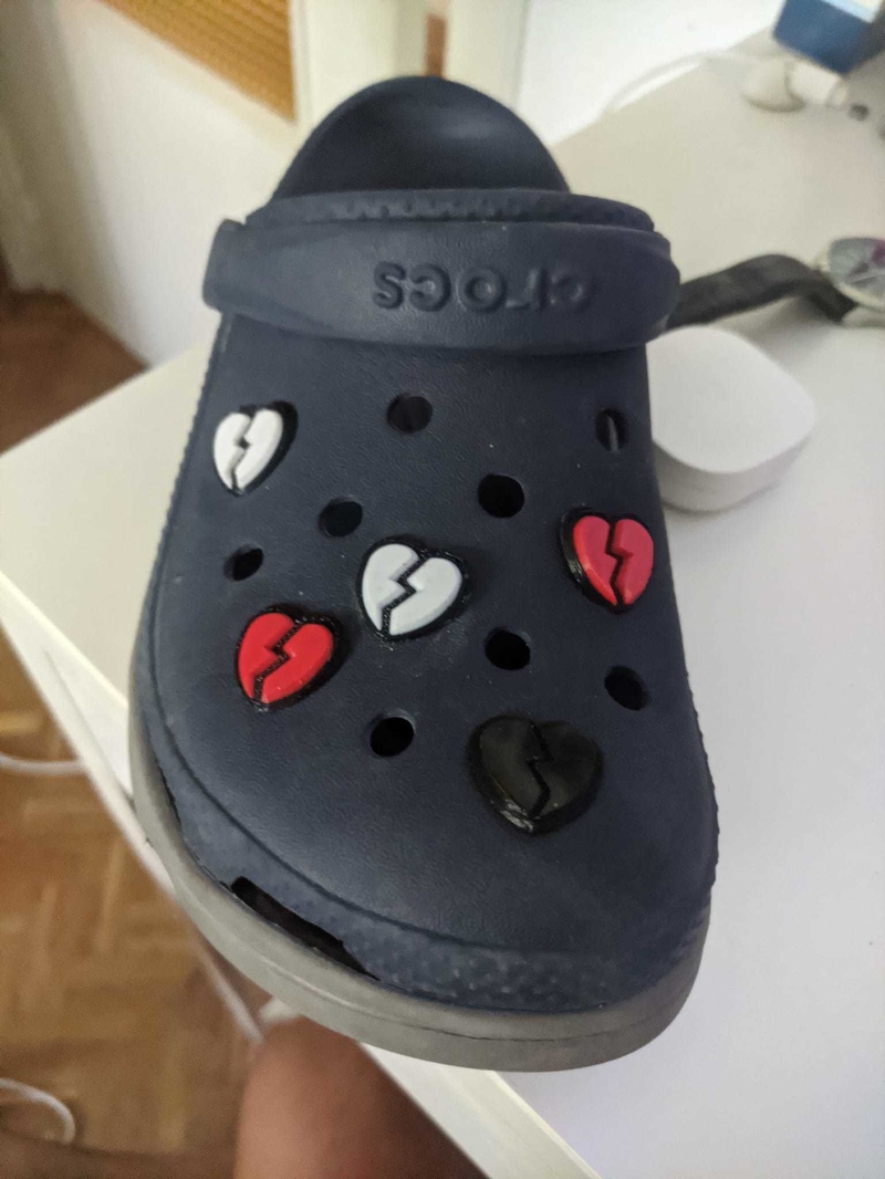 PIN CROCS CORAZÓN ROTO