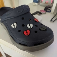 PIN CROCS CORAZÓN ROTO - Thumbnail 2