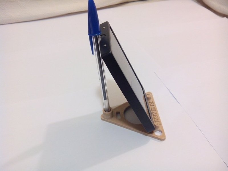 Triangle holder for  smartphone or tablet by  www.3dsolid.es