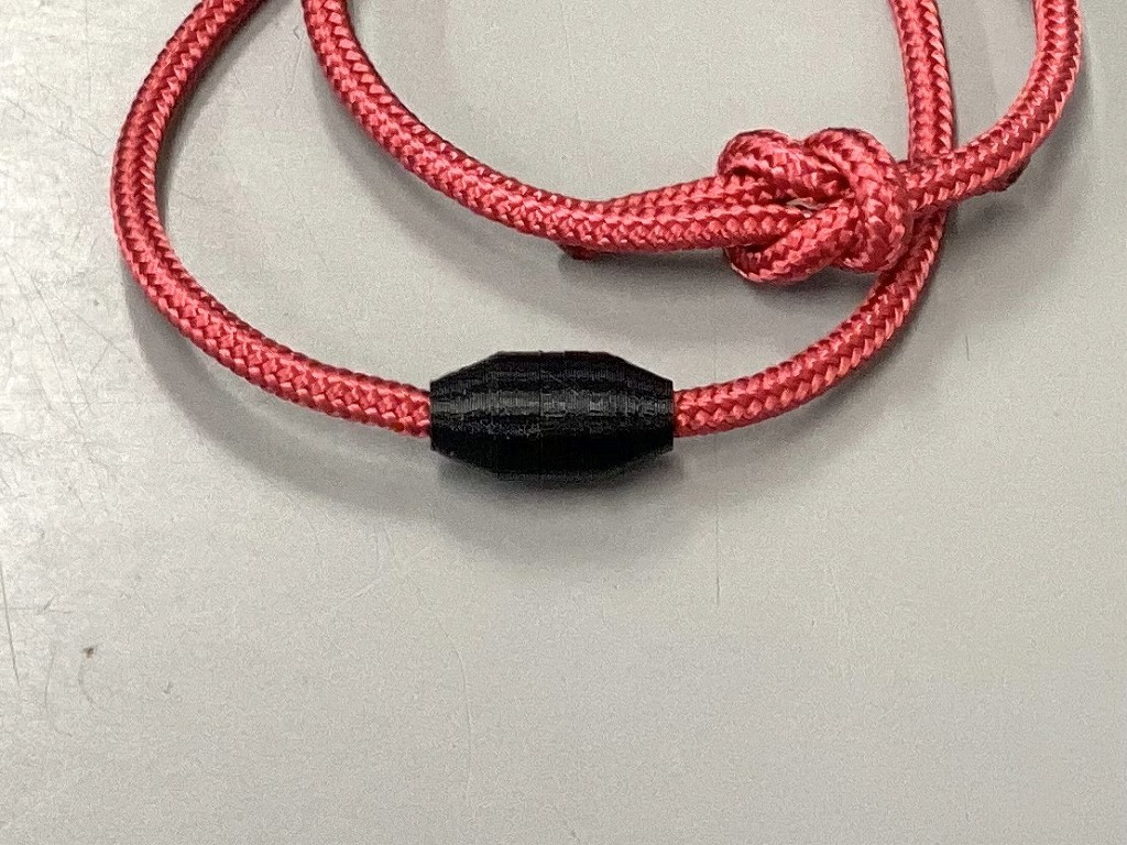 Breakaway clasps for outlet paracord