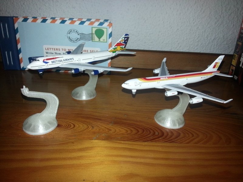 Pedestal for miniatures airplanes