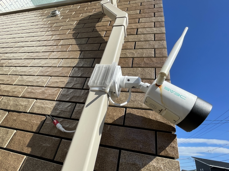 Monitoring camera bracket