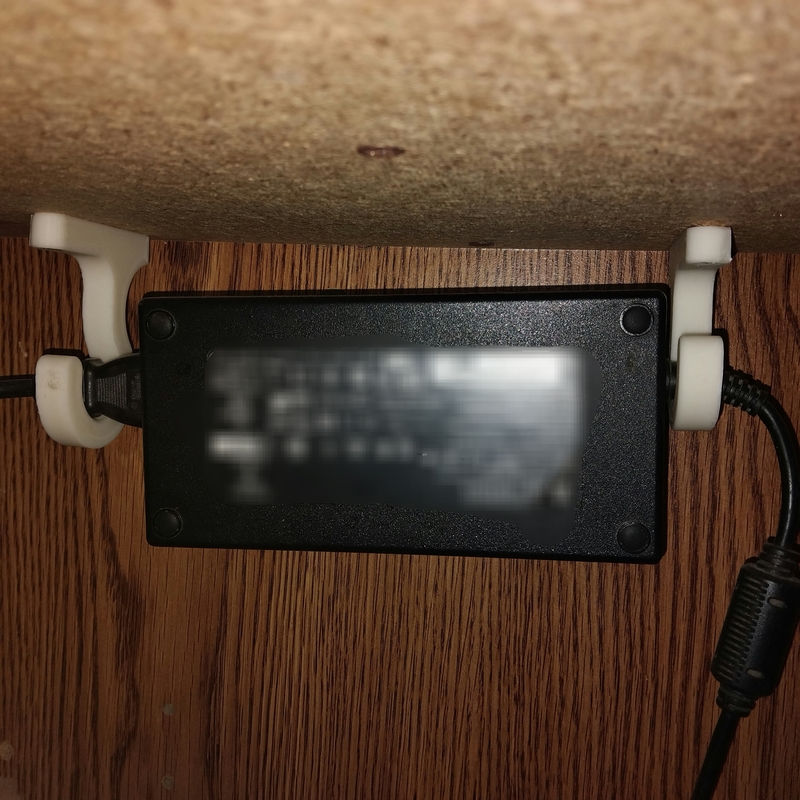 Colgadores para cargadores laptop (Hanging for laptop chargers)