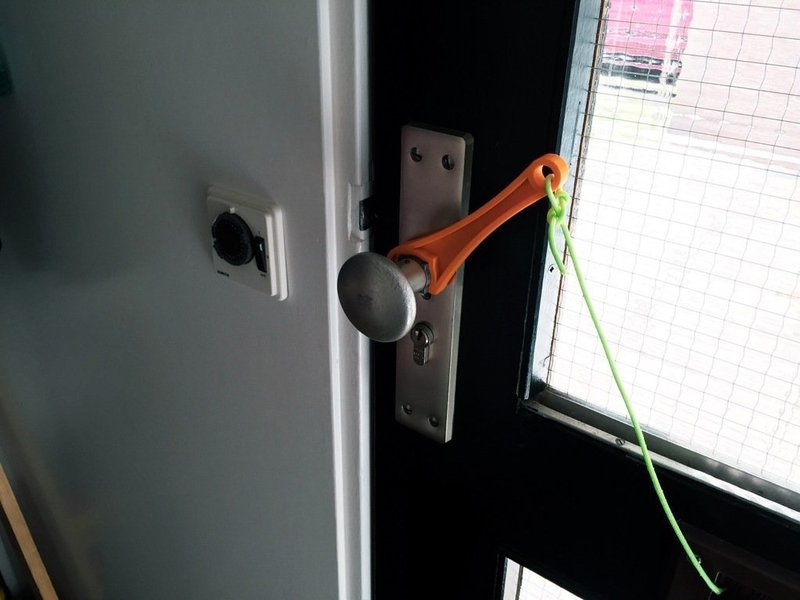 Removable 'touwtje door de brievenbus'