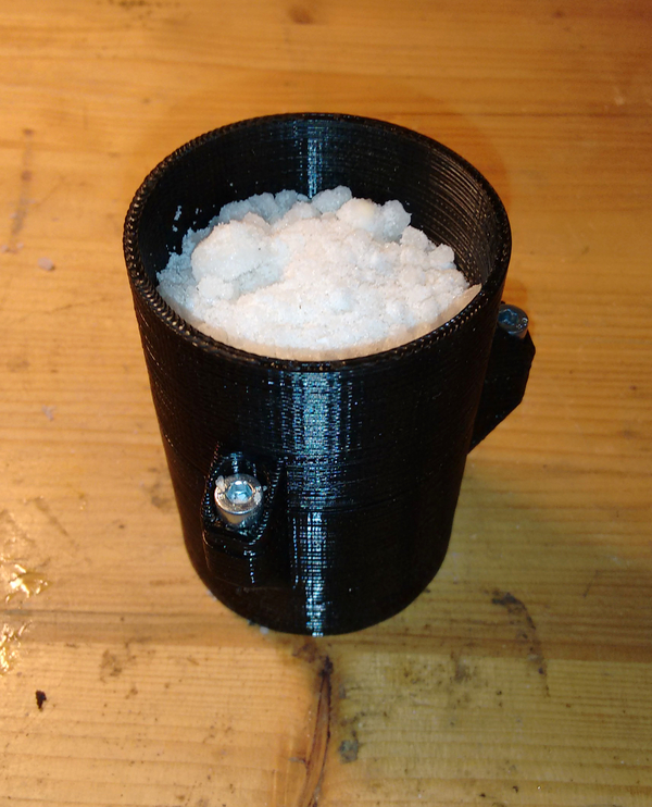Salt dehumidifier