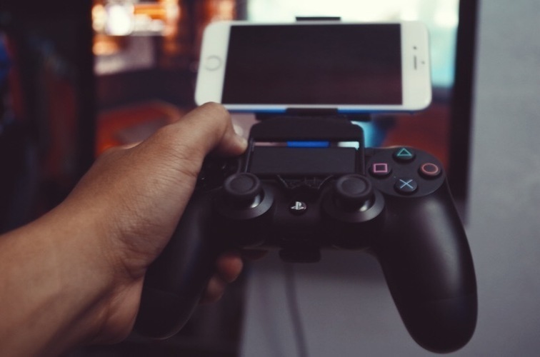 iPhone 6/s Grip with Dualshock 4 3D Print 69536