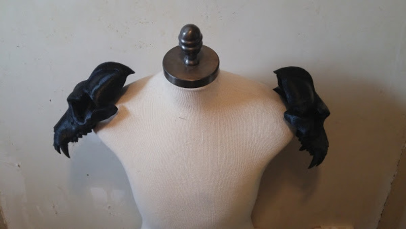 wolf skull shoulder pauldron