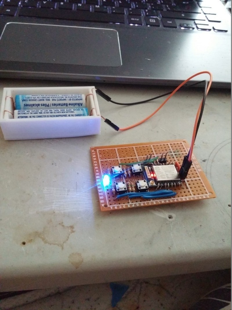 Simple AA Battery Case